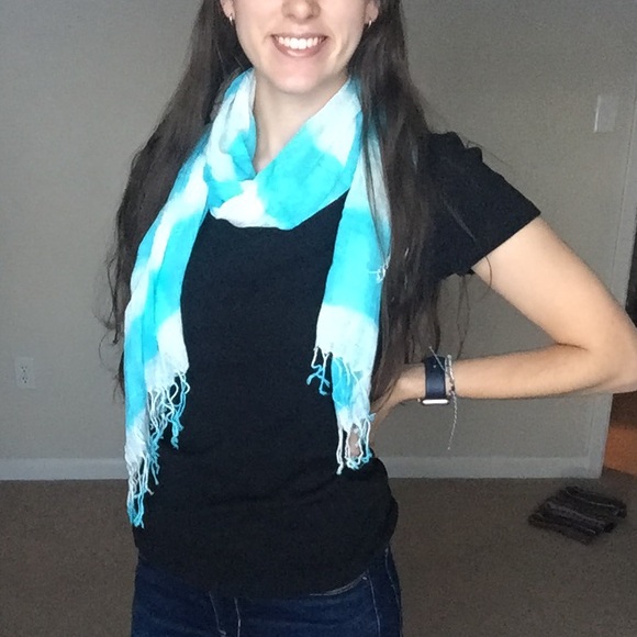 Accessories - ✨free when bundled✨ Blue and White Striped Scarf